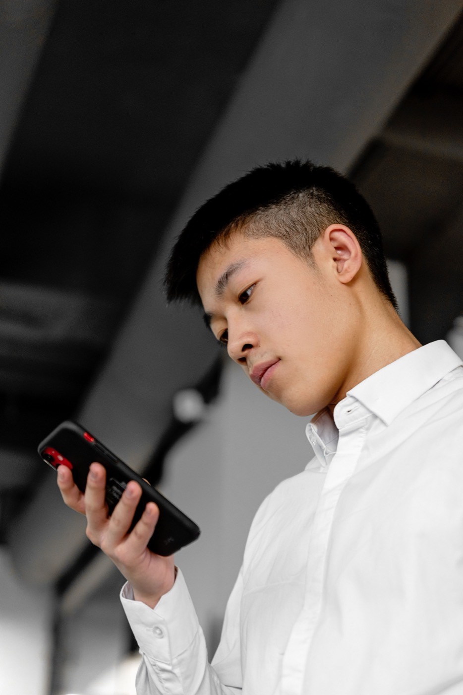 Un technicien consulte sa tournée du jour sur son téléphone