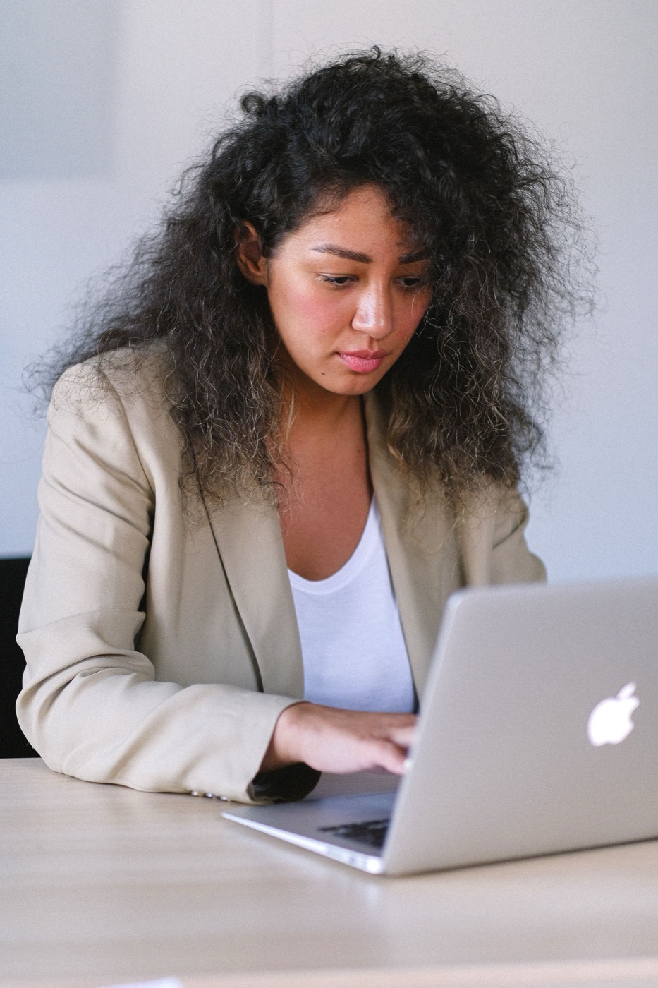 Une responsable d'agence consulte son activité sur son ordinateur