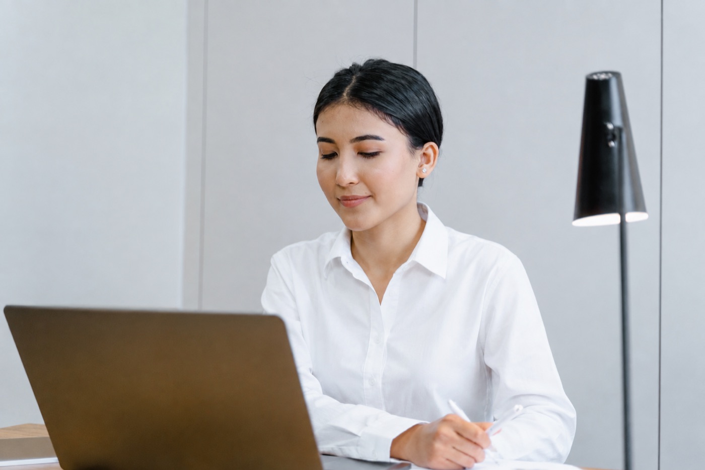 Professionnelle de santé travaillant sur son ordinateur