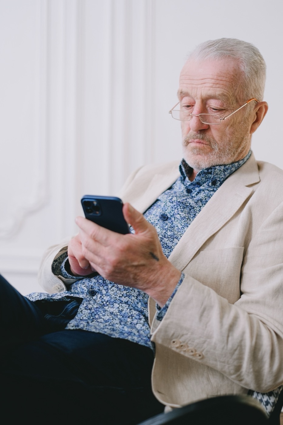 Un patient découvre son tutoriel sur son téléphone